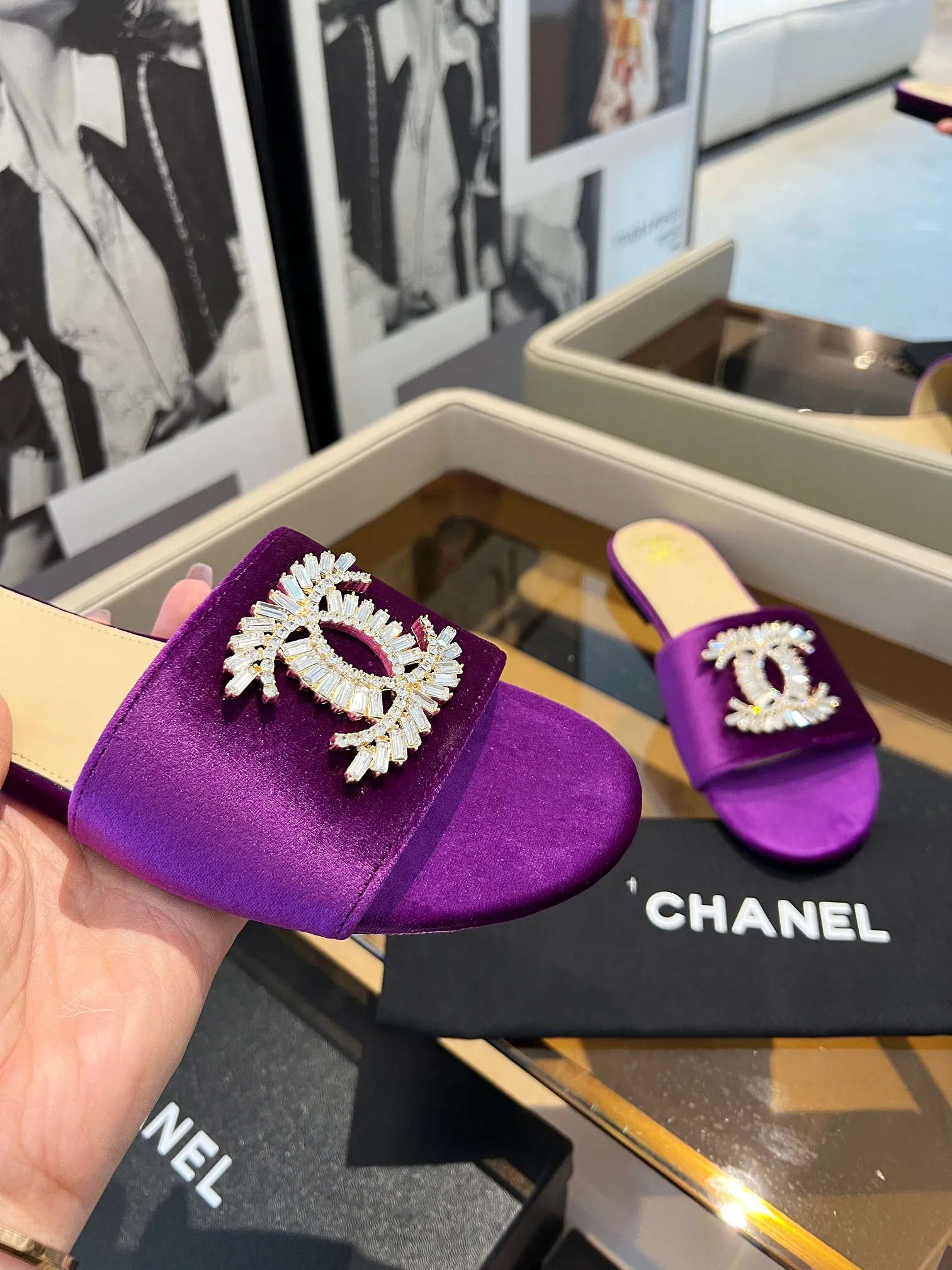 👟👟Ex-factory price 340👟👟 Genuine leather bottom +40 🎉🎉🎉Chanel Xiaoxiang C family sandals series official website synchronization, classic and elegant, casual wear 🌹🌹🌹🌹Original logo~Select imported cowhide and C family custom fabrics, multiple colors for the goddess to choose! ❤️❤️❤️❤️ Code number: 36~40 (customized 35 41 42 43 44 cannot be returned or exchanged)